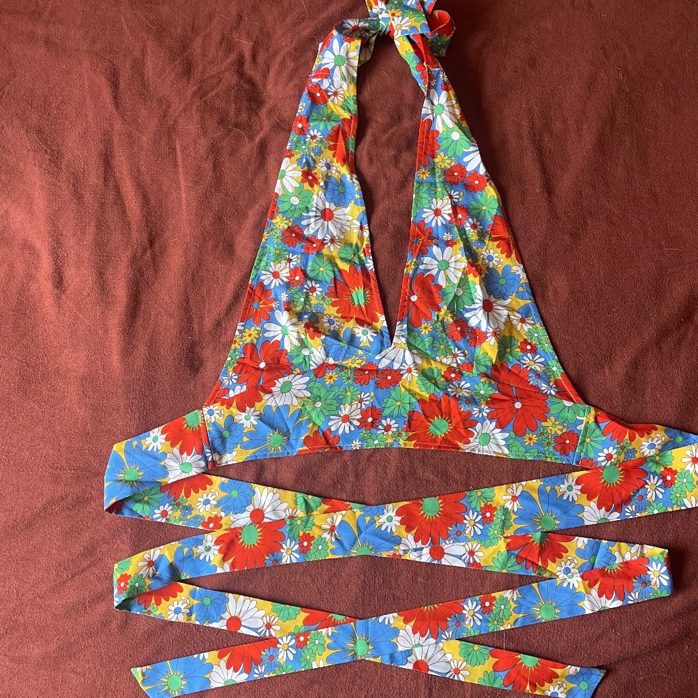 Bright retro wrap top